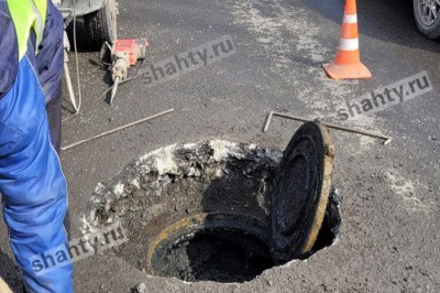 Вот так ломают асфальт в Шахтах, чтобы добраться до колодцев