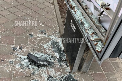 Вандалы разгромили в Шахтах рекламный стенд сити-формата на Шевченко