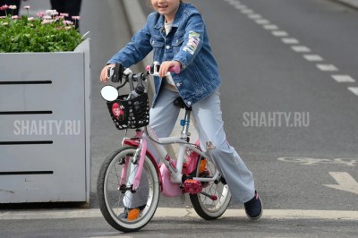 Девочка на велосипеде врезалась в иномарку в Ростове, утверждают в ГИБДД