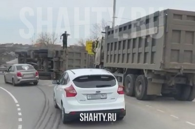 Пострадал 25-летний парень: опрокинулся тонар FAW на дороге Аксай — Новочеркасск