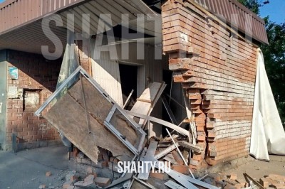 Эпическое ДТП в г. Шахты: иномарка разрушила автобусную остановку