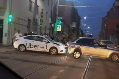 Таксист протаранил патрульный автомобиль ДПС в центре Ростова