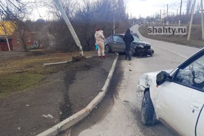 ДТП с такси в Шахтах: был сломан столб уличного освещения