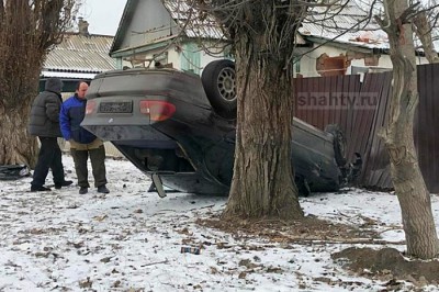 В Шахтах опрокинулся BMW, врезавшись в дерево [Видео]