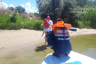 Спасли отца с 4-летней дочерью на Цимле, добравшихся до острова на сдувшейся лодке