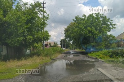 В Шахтах вода неделями течет по улице Ялтинской