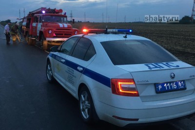 Полицейские потушили загоревшийся на трассе автомобиль, в котором находились дети