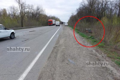 На трассе под Шахтами кроссовер столкнулся с ВАЗом: в ДТП пострадал водитель