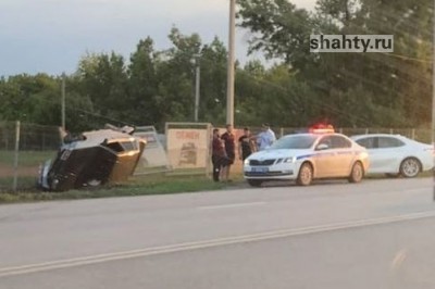 В Шахтах опрокинулся автомобиль и влетел в забор