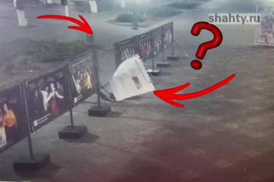 В Шахтах вандал повредил выставку перед входом в парк