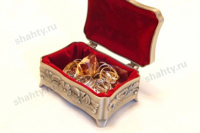 В Шахтах обокрали 27-летнюю девушку: гость забрал золотое кольцо