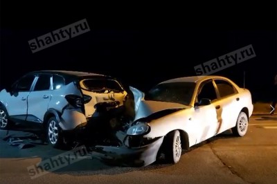 Пострадали три 14-летних девочки и взрослые в массовом ДТП в Ростовской области