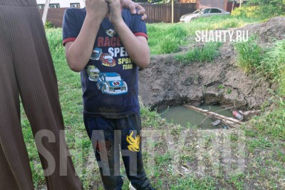 Засыпали яму, в которую провалился ребенок в Шахтах