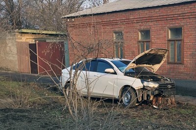 В г. Шахты столкнулись две «Лады Весты»: одна из них налетела на пень