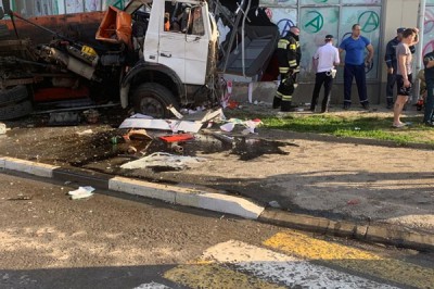 Грузовик протаранил торговый центр в Белой Калитве — водитель погиб [Видео]