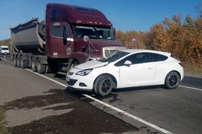 В Шахтах автоледи попала под фуру Freightliner: девушка госпитализирована