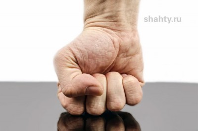 Мужчина погиб в драке, упав головой на бетон лестничного пролета в подъезде дома в Ростове