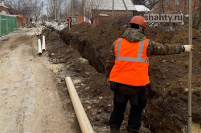 В Шахтах водоканал меняет аварийный участок канализационного коллектора на Красина