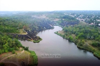 В г. Шахты выгорели берега пруда 20 лет РККА: создают противопожарные полосы