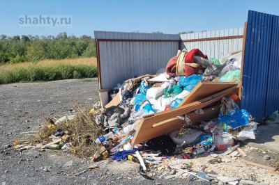 В Шахтах не вывозят крупный мусор, складируемый около домов