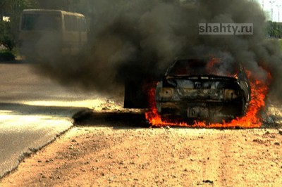 В Шахтах сгорела Audi на пути к поселку Таловому