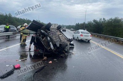 Погибла пассажирка: перевернулся Opel, зацепив отбойник и большегруз на трассе М-4
