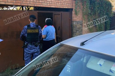 В Шахтах к 11 должникам приехали домой приставы