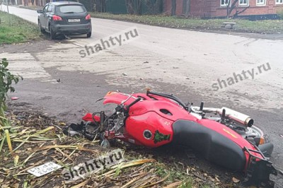 В Шахтах мотоцикл Suzuki врезался в Nissan Qashqai: мотоциклист получил травмы