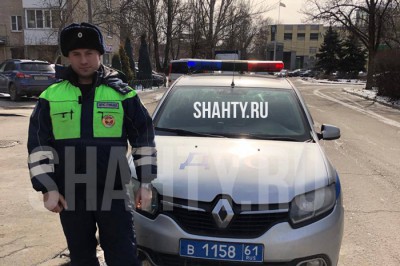 Гаишник сменил колесо водителю Lexus в Ростовской области, заметив, что тот расстроен