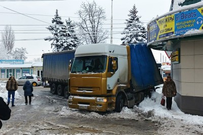В г. Шахты фура едва не протаранила кафе «Морозко» на Победе Революции