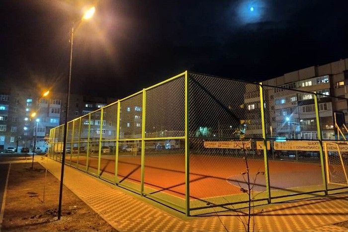 В г. Шахты появилось освещение на спортплощадке во дворах многоквартирных жилых домов