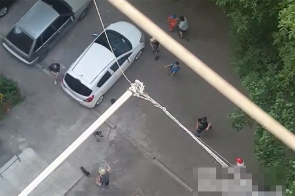 Дети закидали камнями женщину в Ростове [Видео]