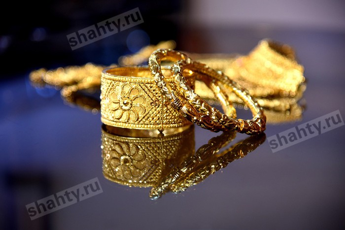 Парень из г. Шахты украл золотые украшения на 80 тысяч рублей