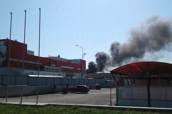 В г. Шахты сгорели пять грузовиков на стоянке рядом с гипермаркетом «Магнит» [Фото + видео]