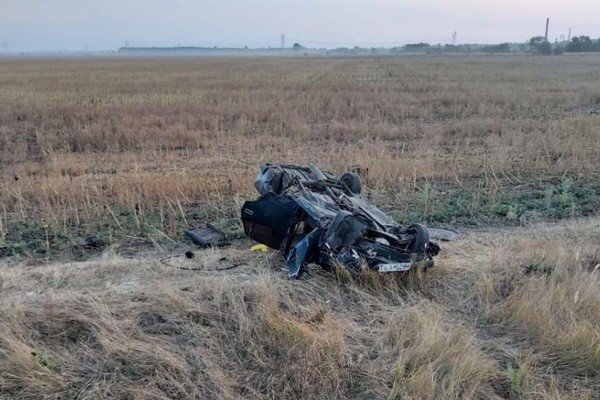 ВАЗ перевернулся под Волгодонском: пострадали двое парней