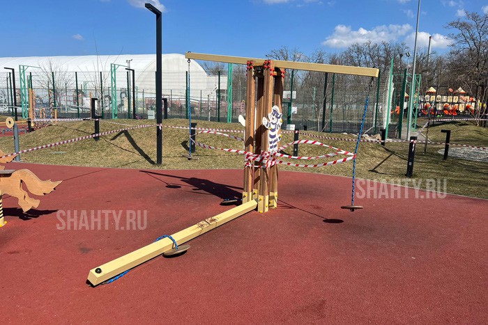 Упали качели на девочку, с травмами она госпитализирована в Ростовской области