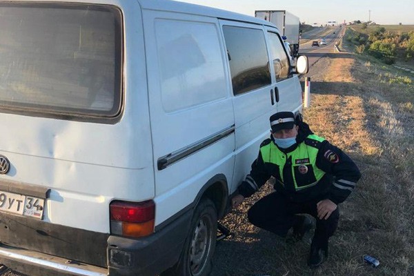 Инспекторы ДПС помогли водителю сменить пробитое колесо на трассе М-4 «Дон»