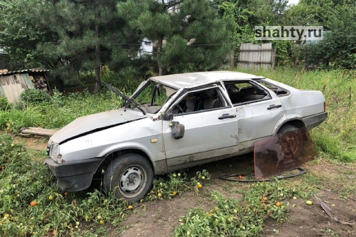 Под Шахтами отказали тормоза, машина проломила забор: пострадал 3-летний малыш