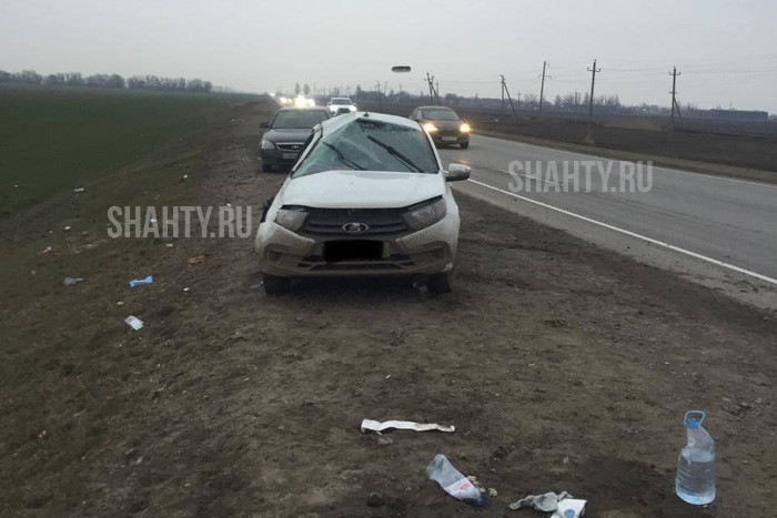 Пострадали девушка и женщина: перевернулась «Лада Гранта» в Ростовской области