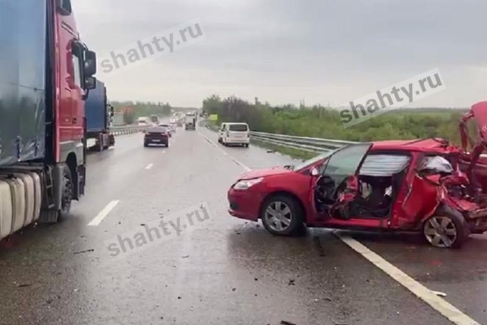 Под Шахтами фура протаранила легковушку на трассе М-4: погибла девушка