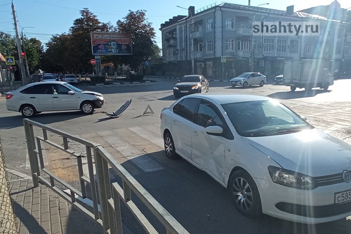 В г. Шахты в центре произошло ДТП: ищут свидетелей