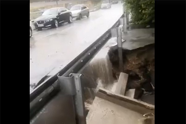 Ливень разрушил часть Текучевского моста в Ростове — людей эвакуировали [Видео]