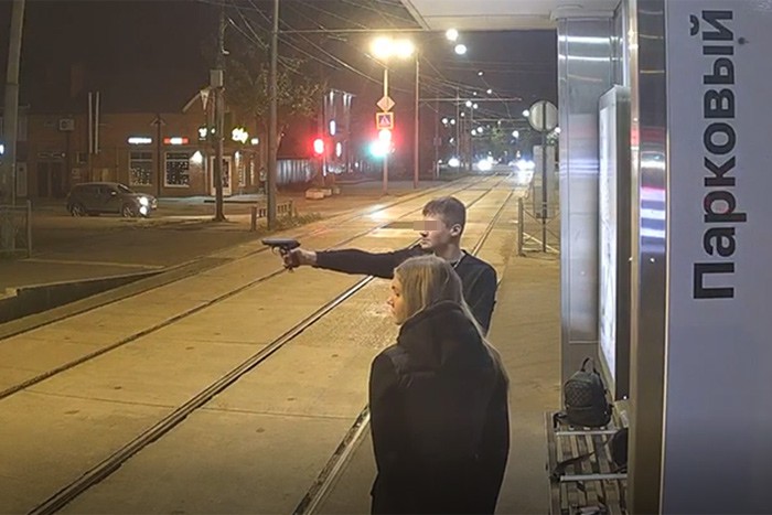 Выстрелы: разбили стекла на остановочных павильонах в Ростовской области