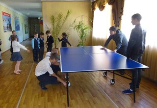 Теннисный стол в подарок от «водоканала» г. Шахты получила школа № 17