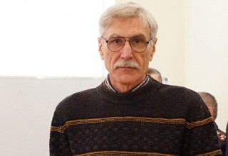 Мужчина задержал преступника, наставившего пистолет на его жену