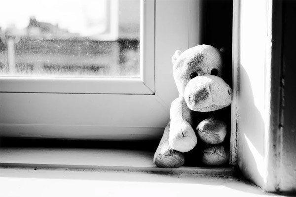В г. Шахты 4-летний малыш выпал из окна, облокотившись на москитную сетку