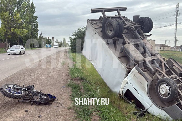 Перевернулась «Газель»: подростки на питбайке устроили ДТП и попали в больницу