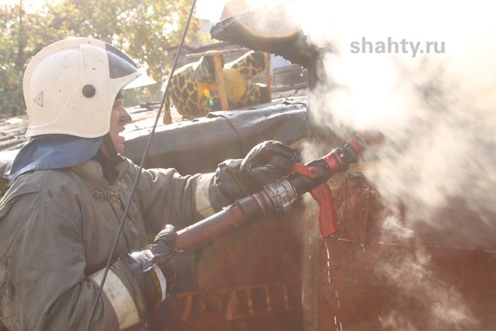 В Шахтах сгорел дом на улице Нариманова — тушили 16 огнеборцев