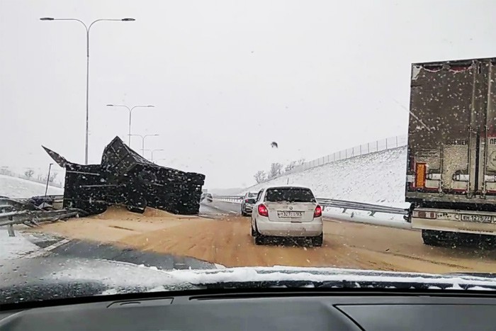 Из-за перевернувшегося зерновоза на трассе М-4 «Дон» образовался затор