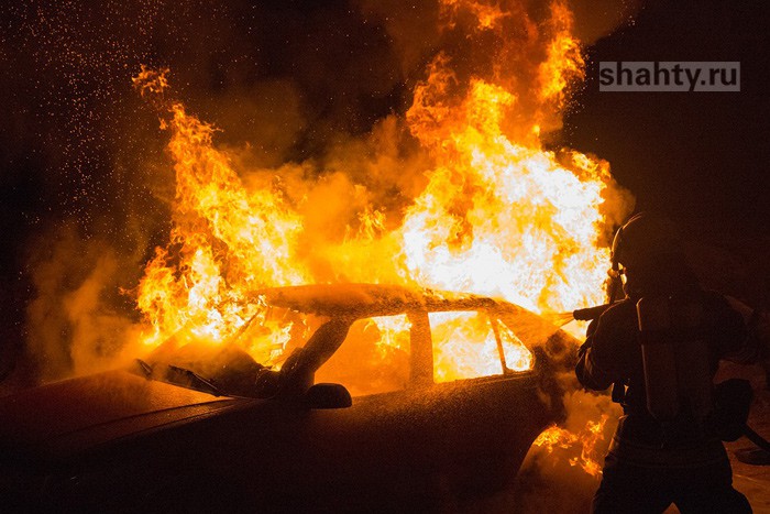Под Шахтами спасли парня, полицейские вытащили его из горящего автомобиля на трассе М-4